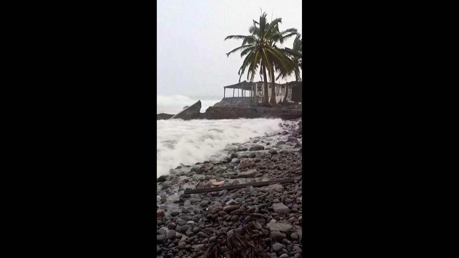 El huracán Polo golpea la costa mexicana y provoca fuertes vientos y lluvias