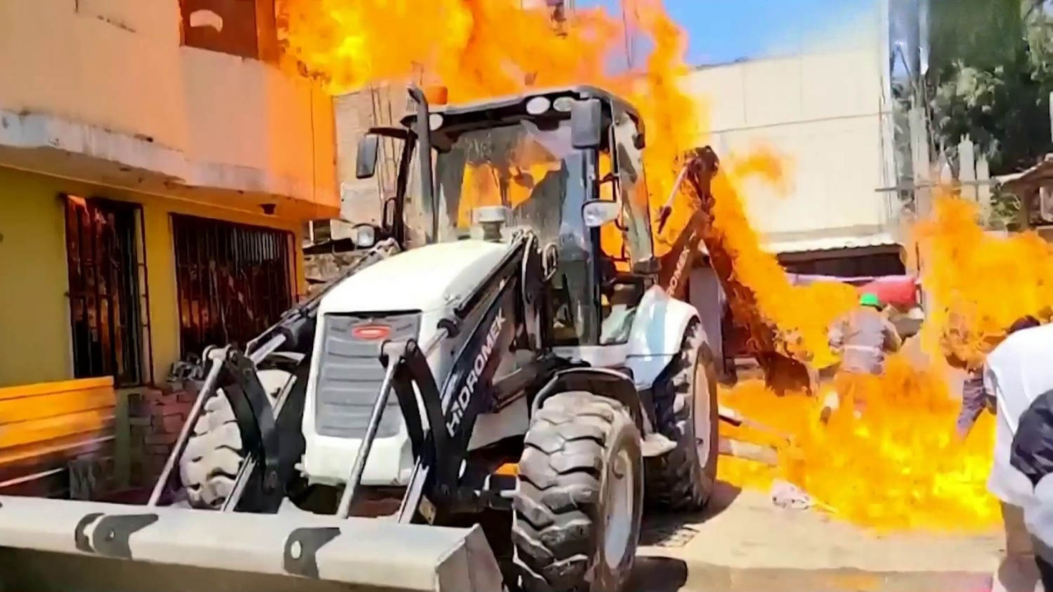 Una persona lanza gasolina encendida a trabajadores en un intento de desalojo en Perú