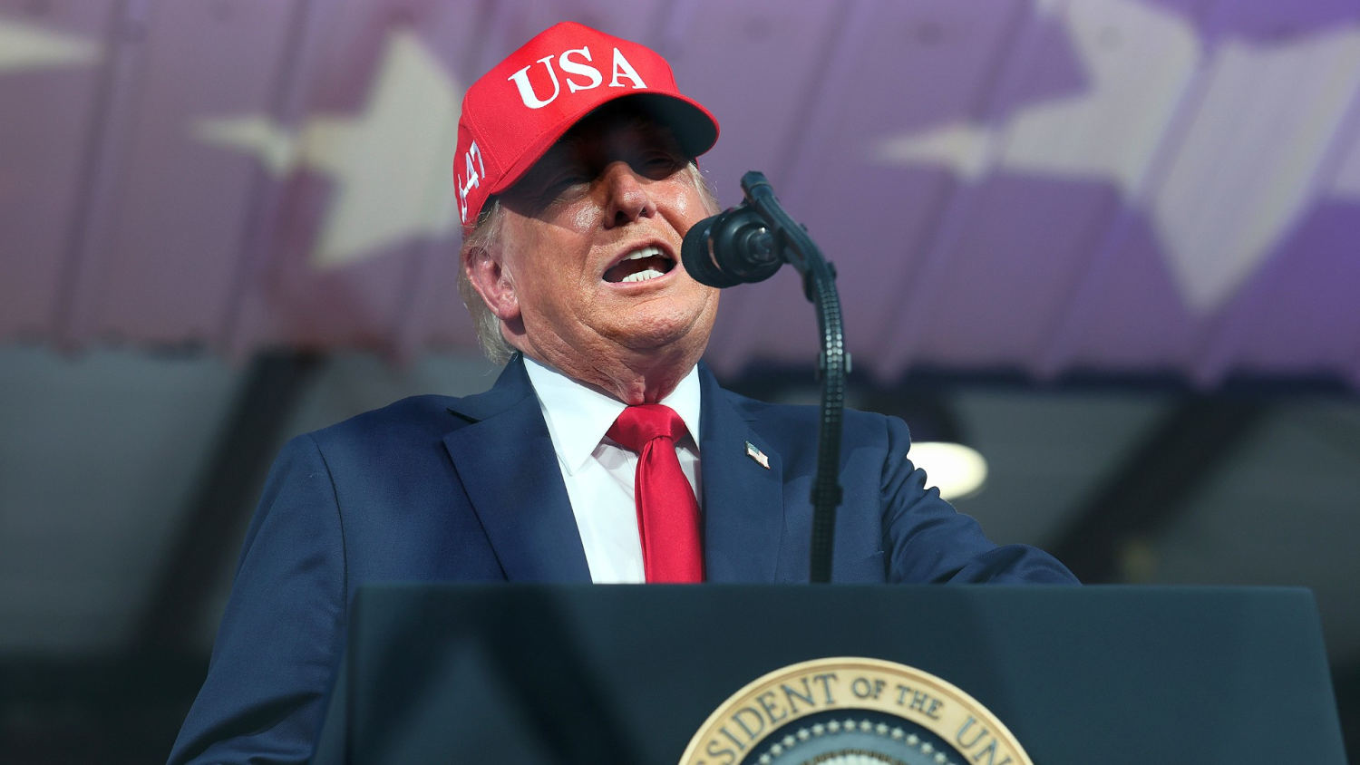 Una propaganda de Trump pagada por el Gobierno causa polémica a casi un mes de las elecciones