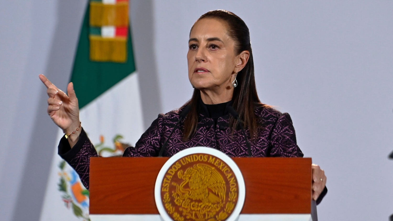 Claudia Sheinbaum firma un decreto para restringir el contenido violento en redes sociales de México