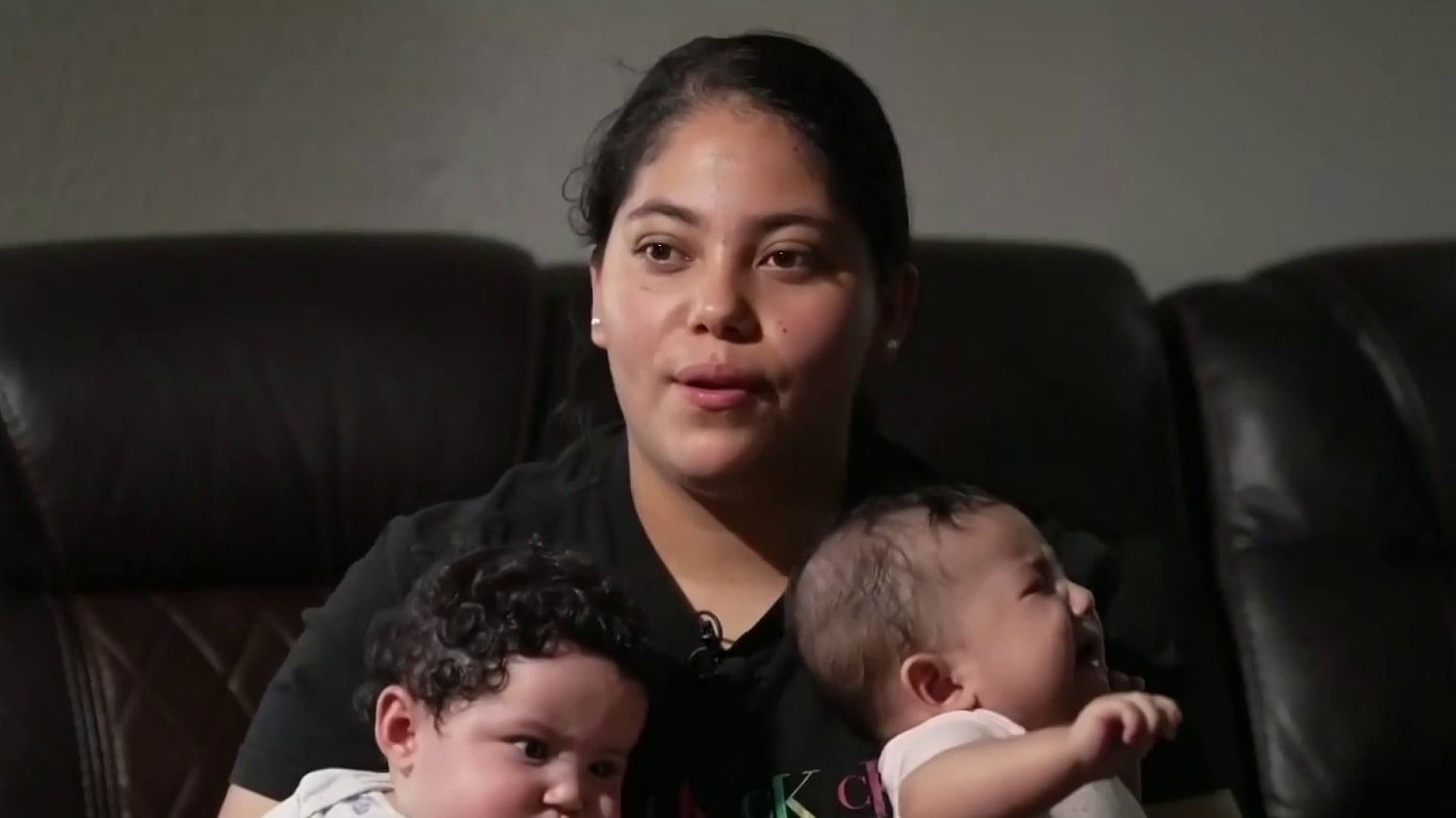 Una madre da a luz a gemelas con su esposo detenido por ICE en Texas y cría sola a sus cinco hijos