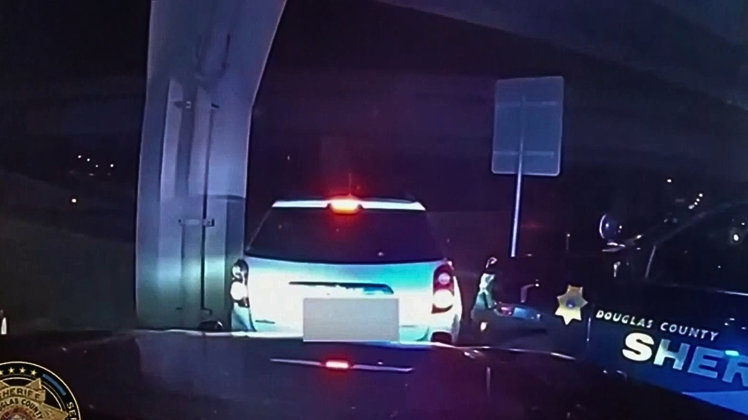 Vea cómo un conductor huye de la policía en sentido contrario por una autopista de Colorado