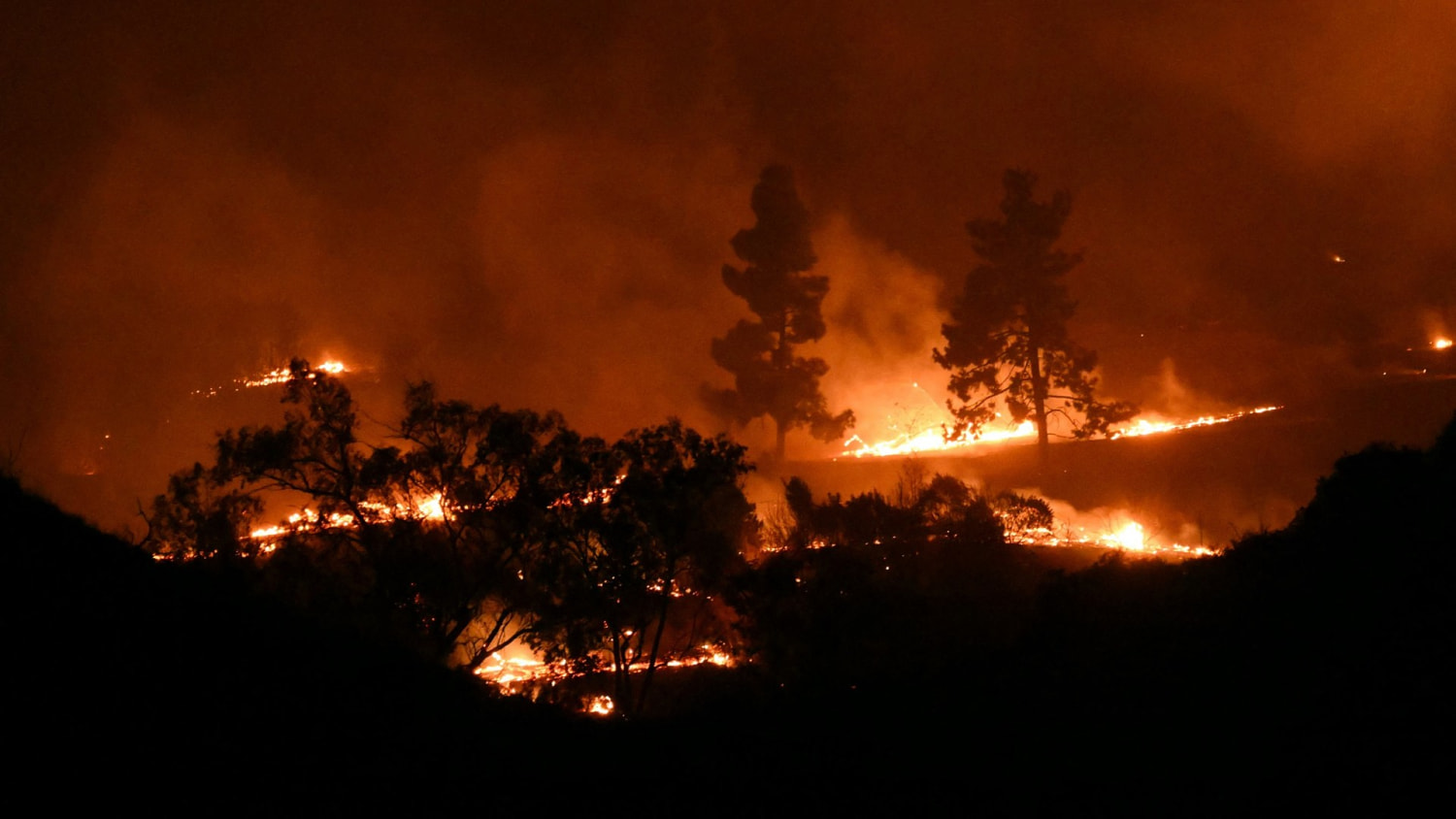 California está en alerta máxima por los incendios forestales y los fuertes vientos de Santa Ana