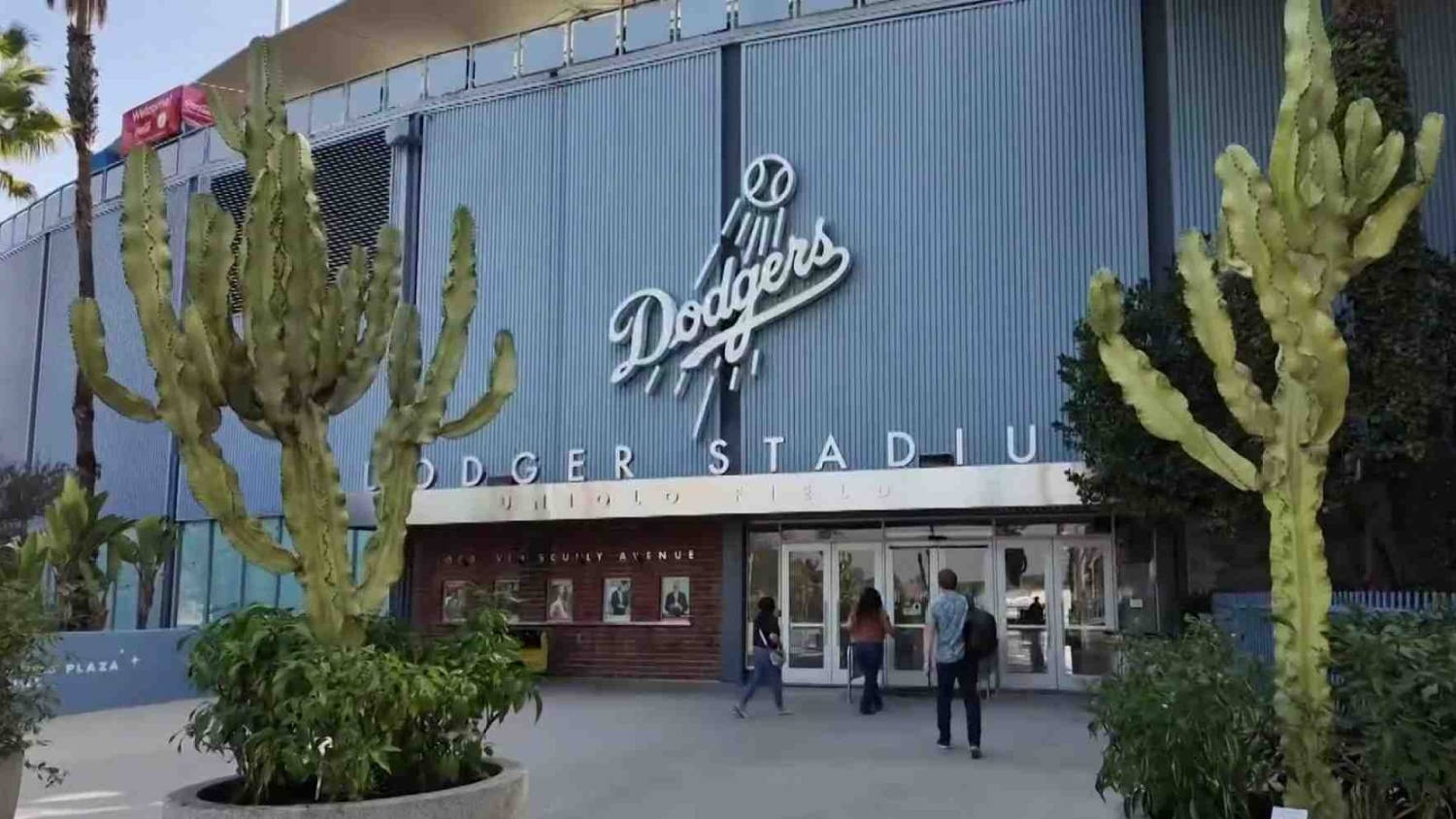 Los jardineros hispanos le dan un toque mexicano al estadio de los Dodgers con agaves y chiles