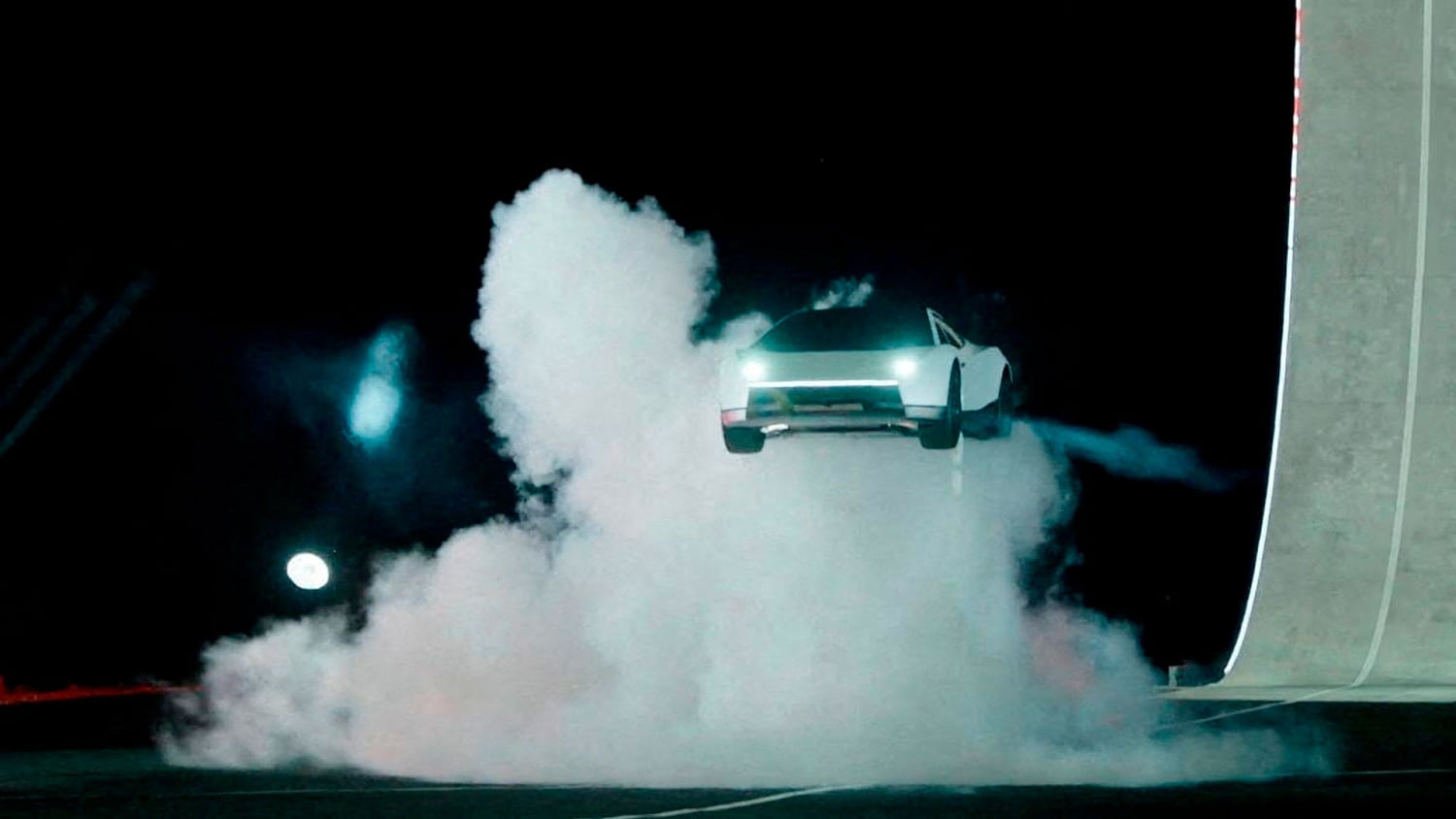 Tesla presenta su auto "volador" que incorpora propulsores como si se tratara de un cohete