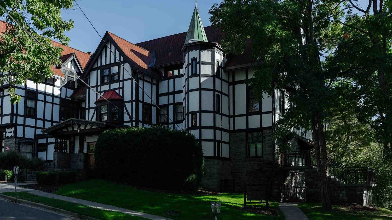 El Senado de la Universidad de Cornell presenta moción de censura por manejo de presunta violación