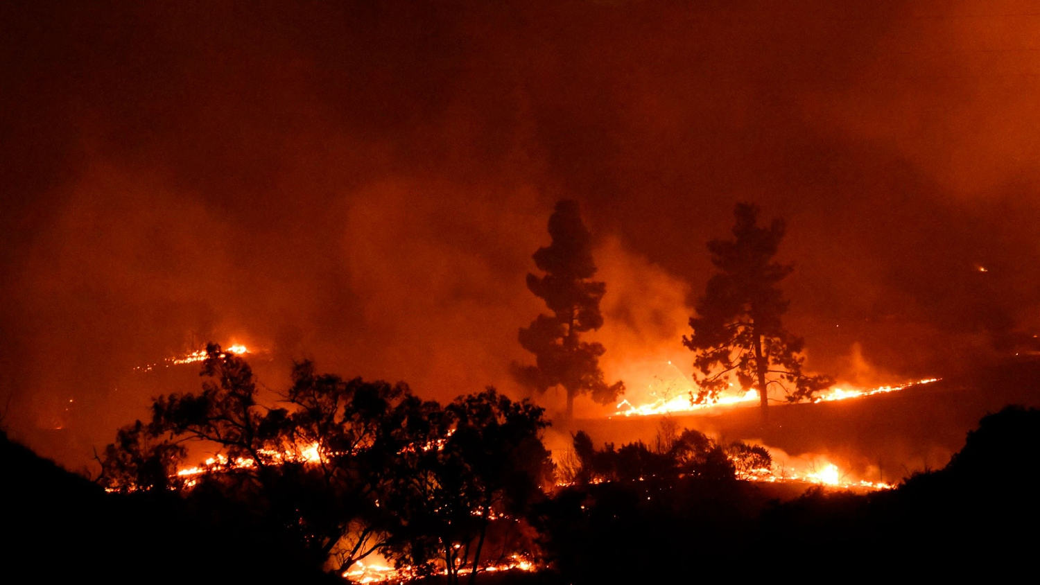 Bomberos luchan contra el incendio Bryson que avanza rápidamente en Malibú, California
