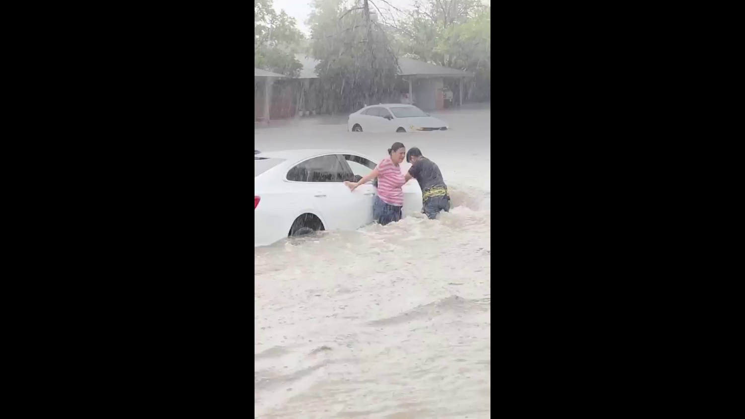 Pasajeros abandonan sus autos por inundaciones en Texas