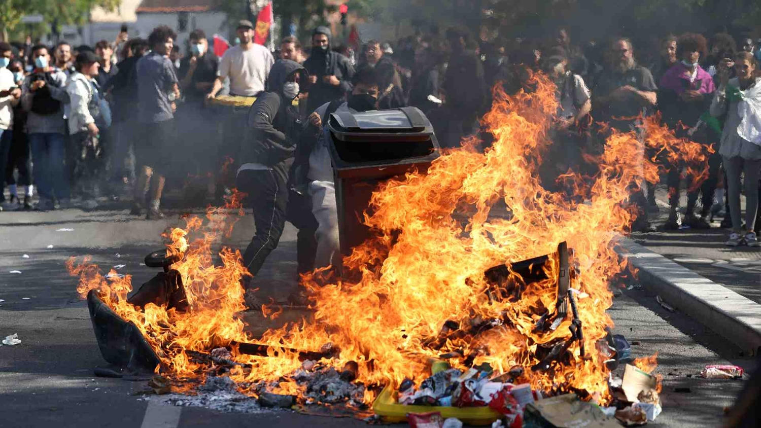 Francia registra nuevos enfrentamientos entre manifestantes y policías por crisis en la educación