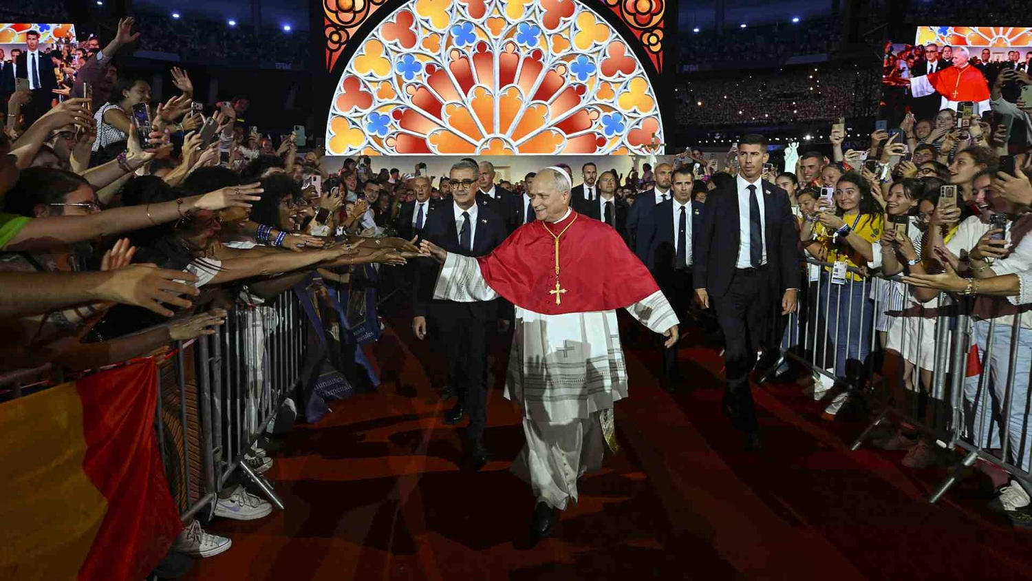 El papa León XIV congrega a 80 mil católicos en el Estadio Nacional de Francia