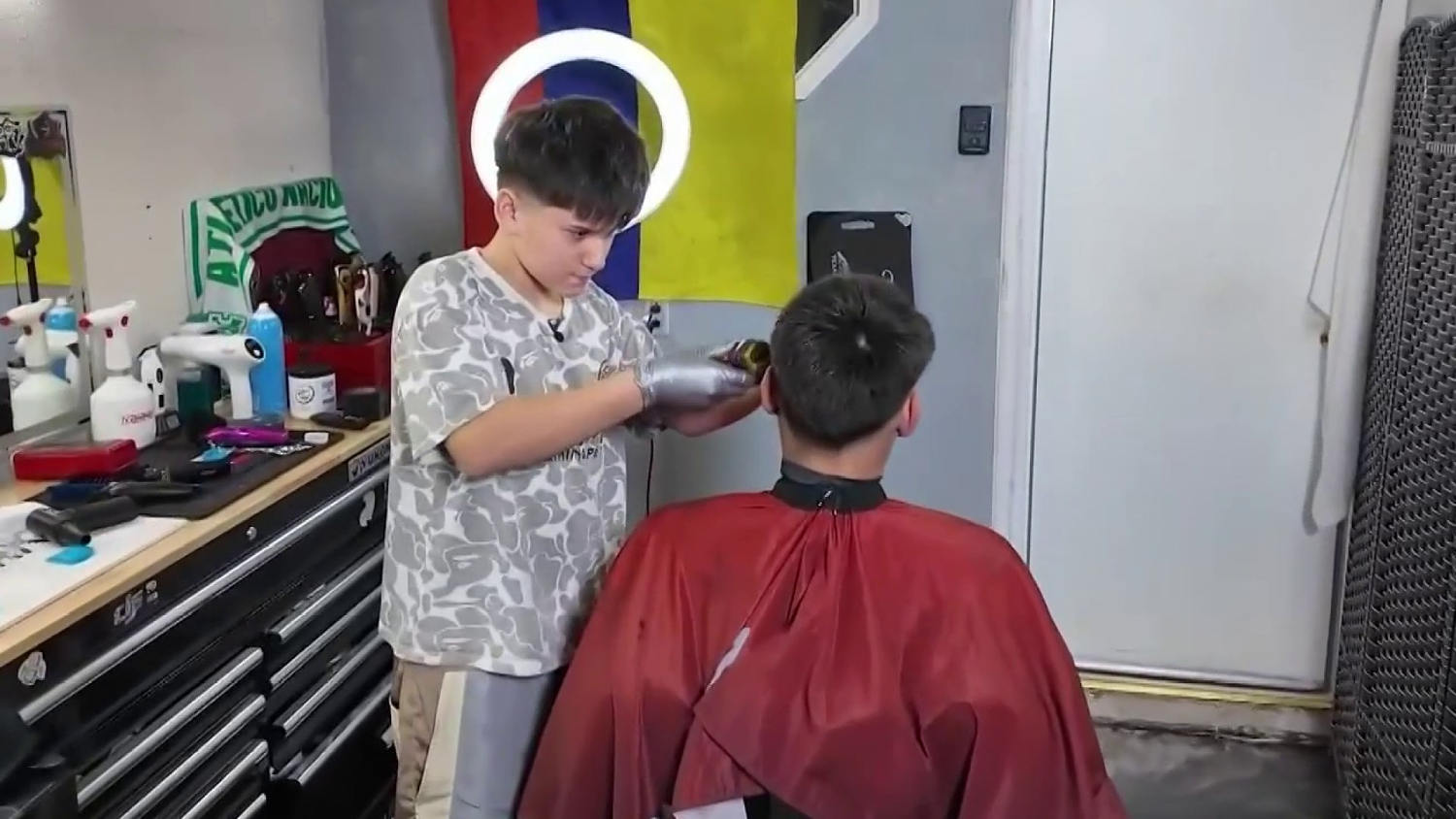 Un niño hispano inició su barbería y ahora atiende a estrellas de la música