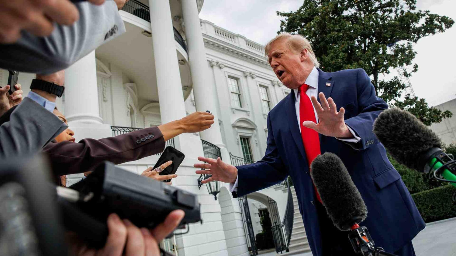 La Casa Blanca prohíbe a la cadena CNN viajar en el avión presidencial para cubrir a Trump