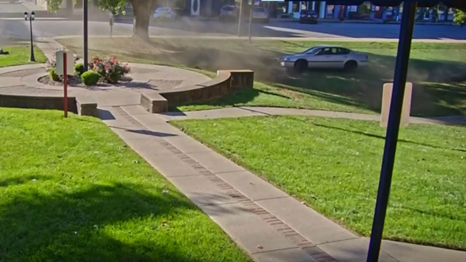 En video: Una mujer hace donas con su auto en el jardín de una corte y es arrestada