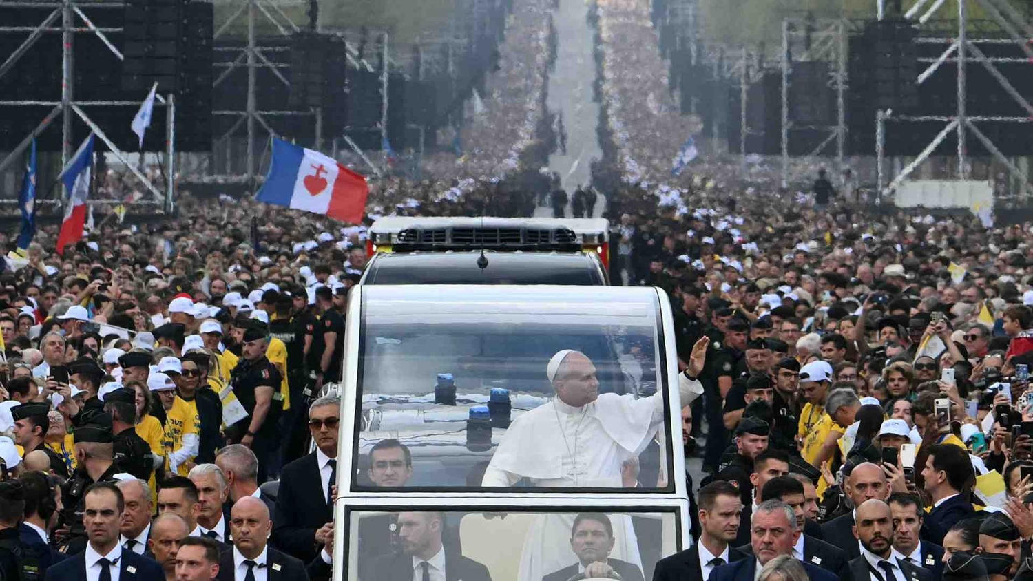 El papa León XIV reúne a 800,000 personas en una misa al aire libre en París
