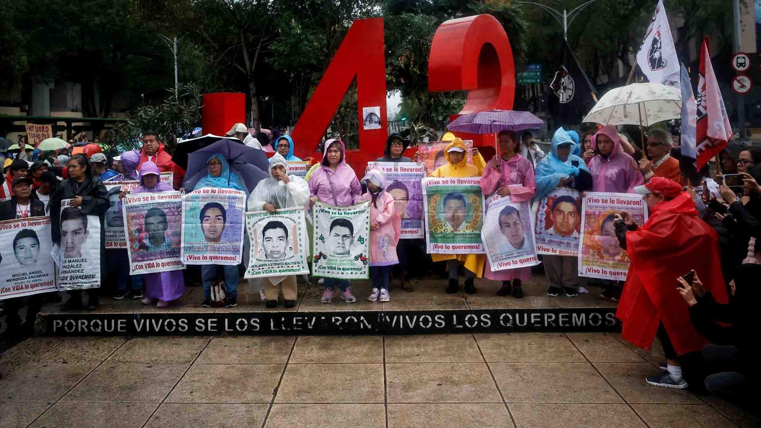 Los padres de los 43 normalistas de Ayotzinapa exigen archivos en poder del Ejército de México