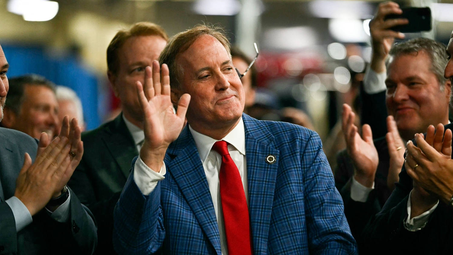 Trump viaja a Texas en un intento por impulsar la campaña de Ken Paxton para el Senado