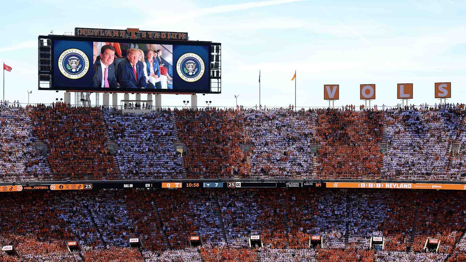 Trump acudió a un partido universitario de fútbol americano en Tennessee