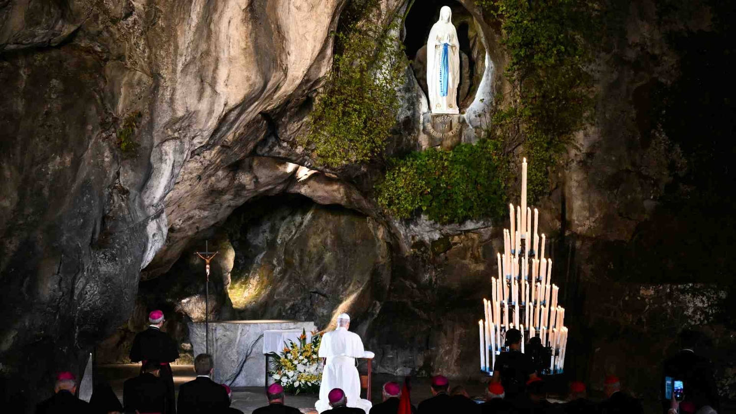León XIV pide a la Virgen por el futuro gobierno de Francia
