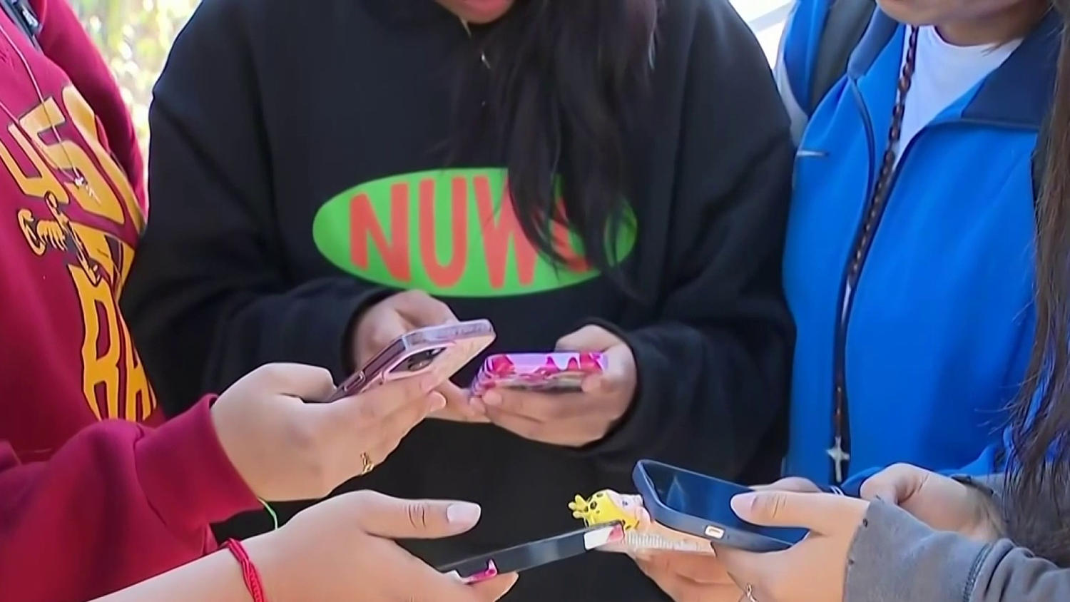 Qué implica la popularización del uso de 'apps' de rastreo entre padres e hijos