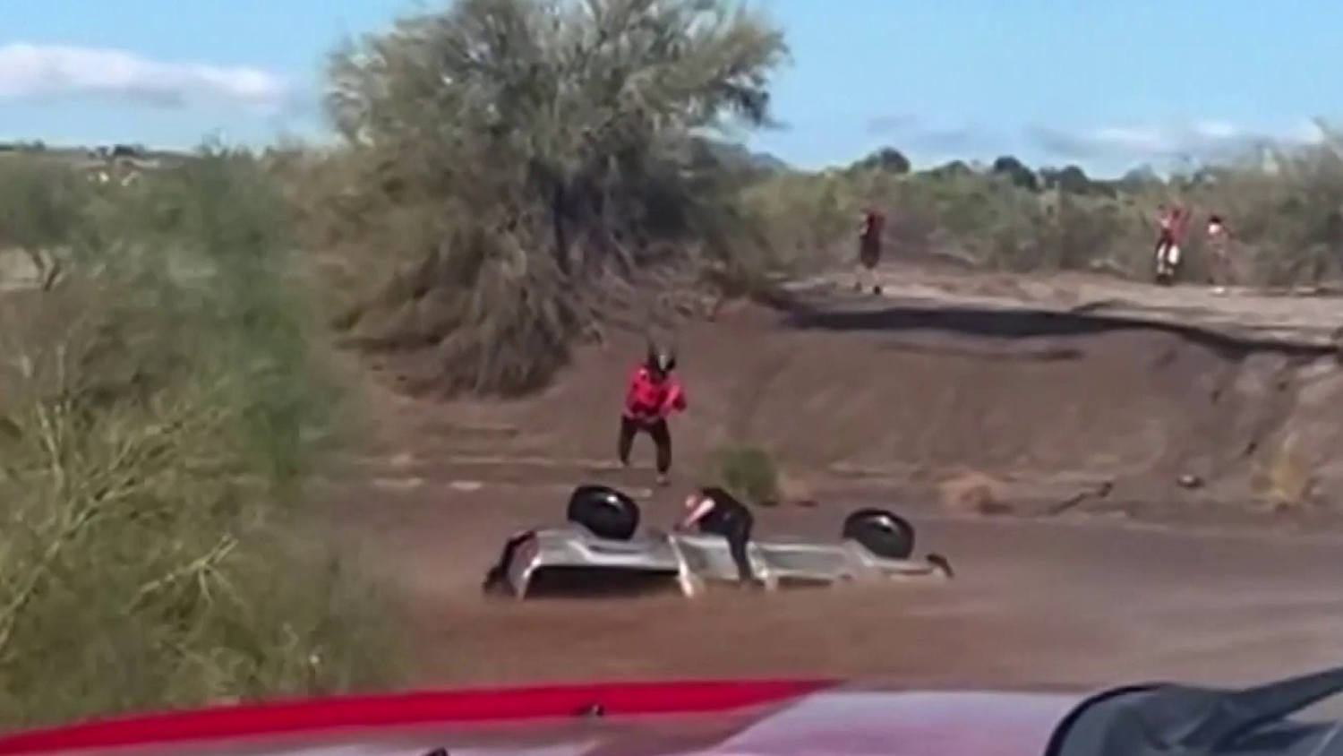 Vea cómo rescataron a un hombre atrapado en el techo de su auto por una inundación en Arizona