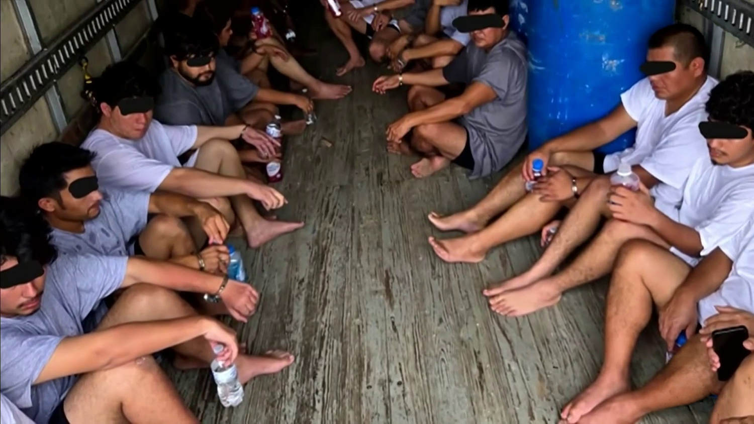 Detienen a 21 inmigrantes escondidos en un compartimiento oculto de un camión en Texas