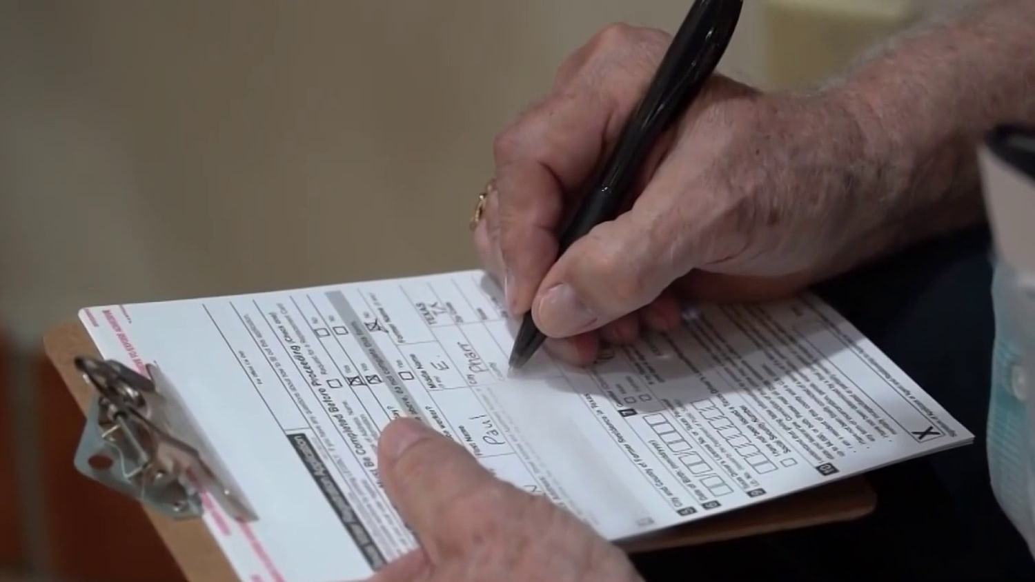 Una falla estatal retrasa el registro de miles de votantes en Texas a días de que venza el plazo