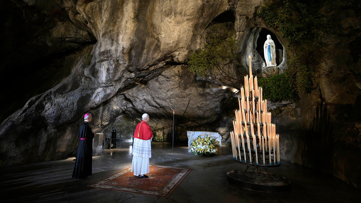 El papa León XIV participa en una procesión nocturna a la luz de las velas en Francia