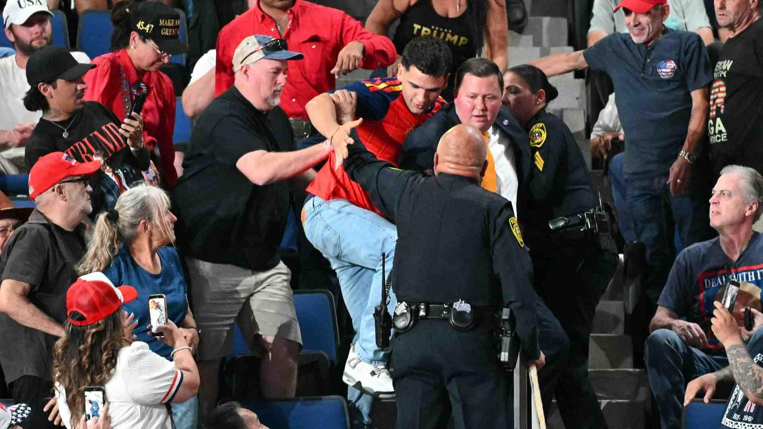 Manifestantes interrumpen más de siete veces a Trump durante su discurso en un mitin en Texas