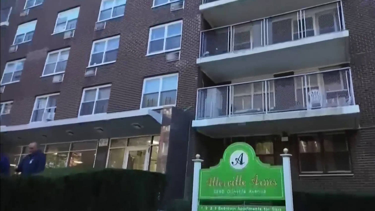 Arrestan al sospechoso de empujar a una mujer y a su bebé de un edificio en el Bronx