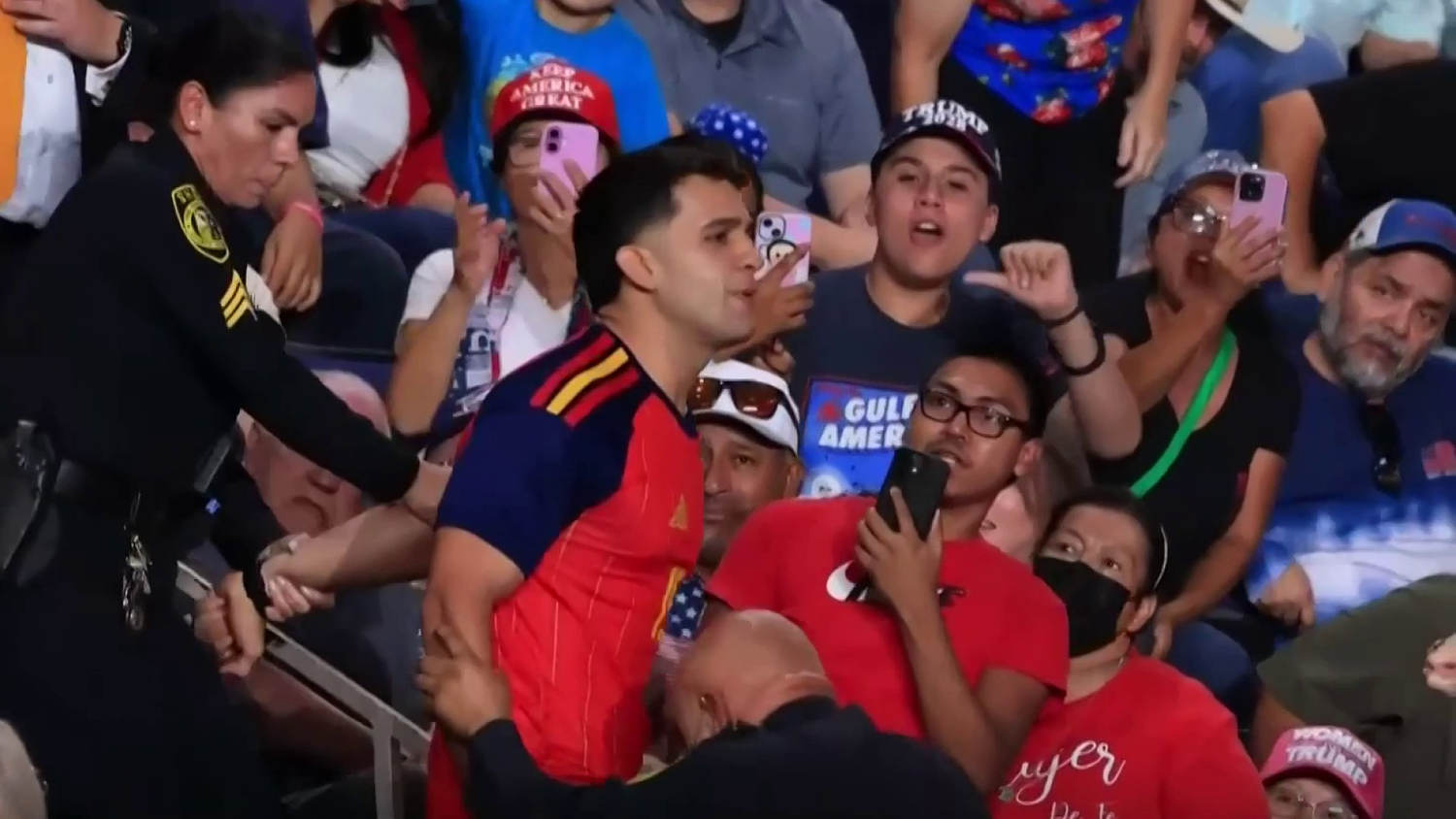 El mitin de Trump en San Antonio tuvo momentos de violencia por enfrentamientos entre los asistentes