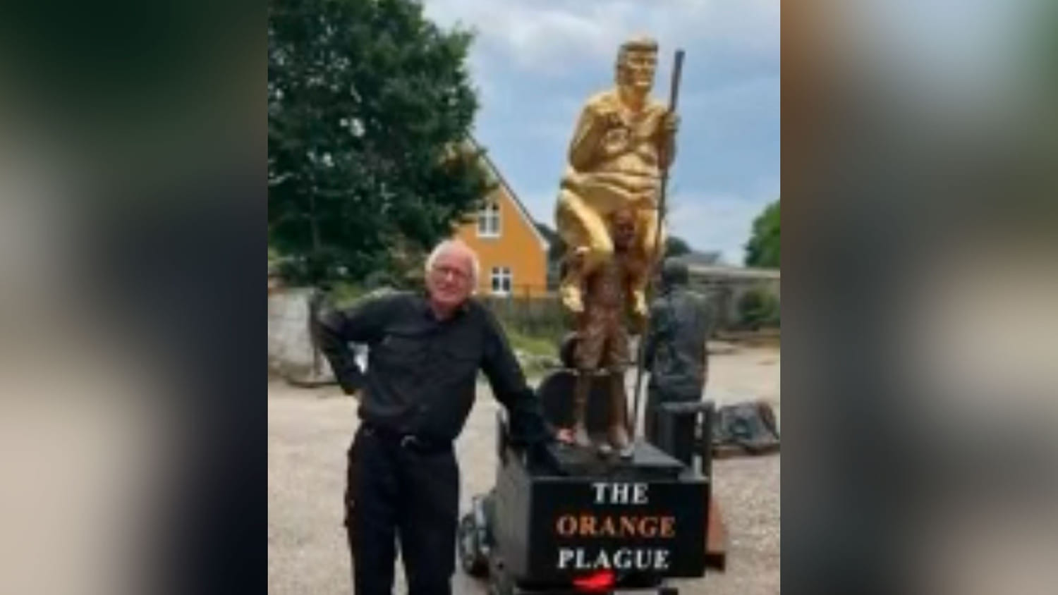Presentan una estatua de Trump desnudo en la sede del Parlamento europeo en Francia