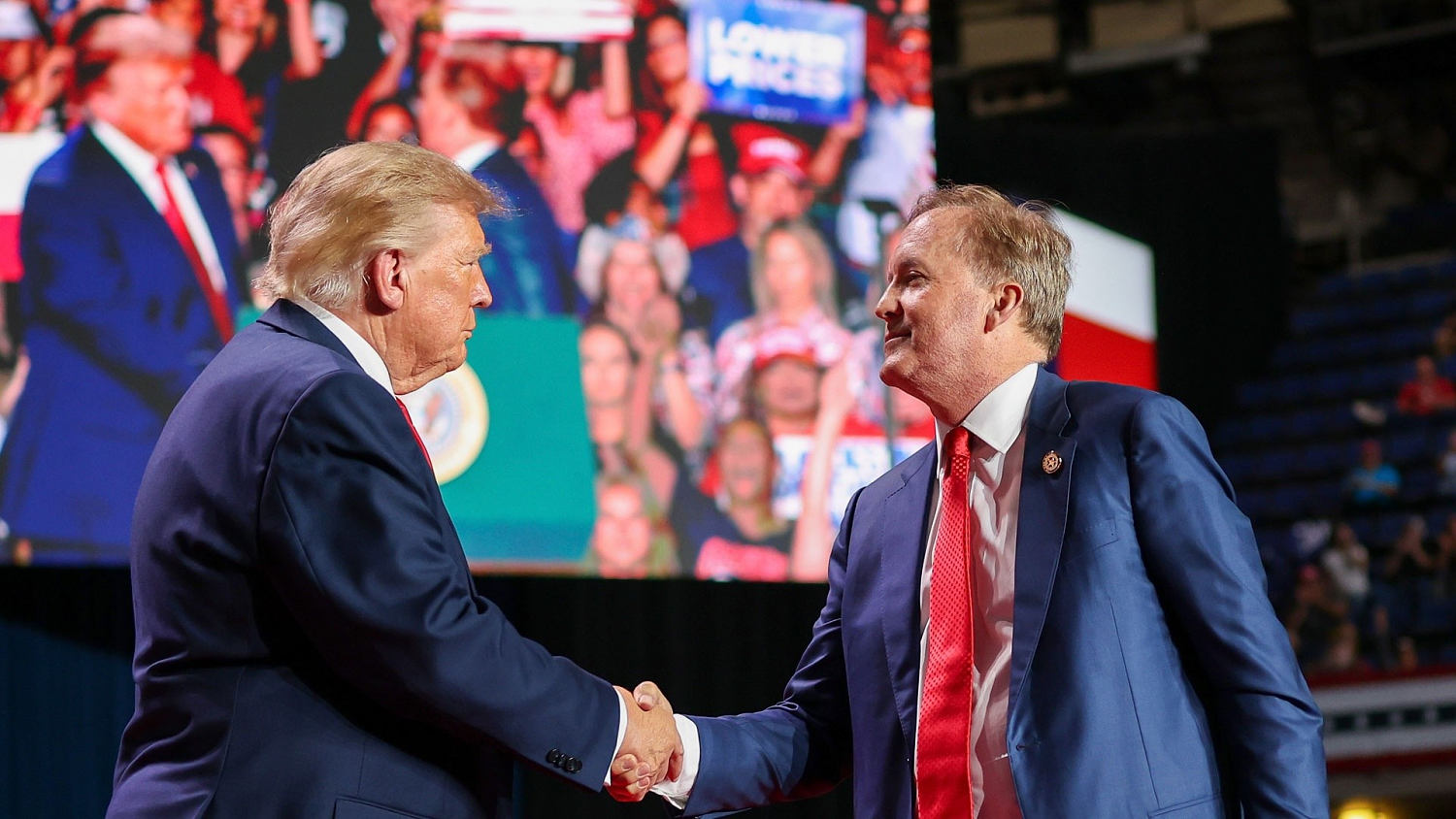 Lo interrumpieron siete veces: la tensión marcó el mitin electoral de Trump en Texas