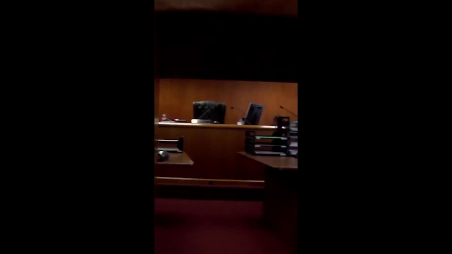 Denuncian audiencias migratorias “secretas” en sótanos y salas improvisadas