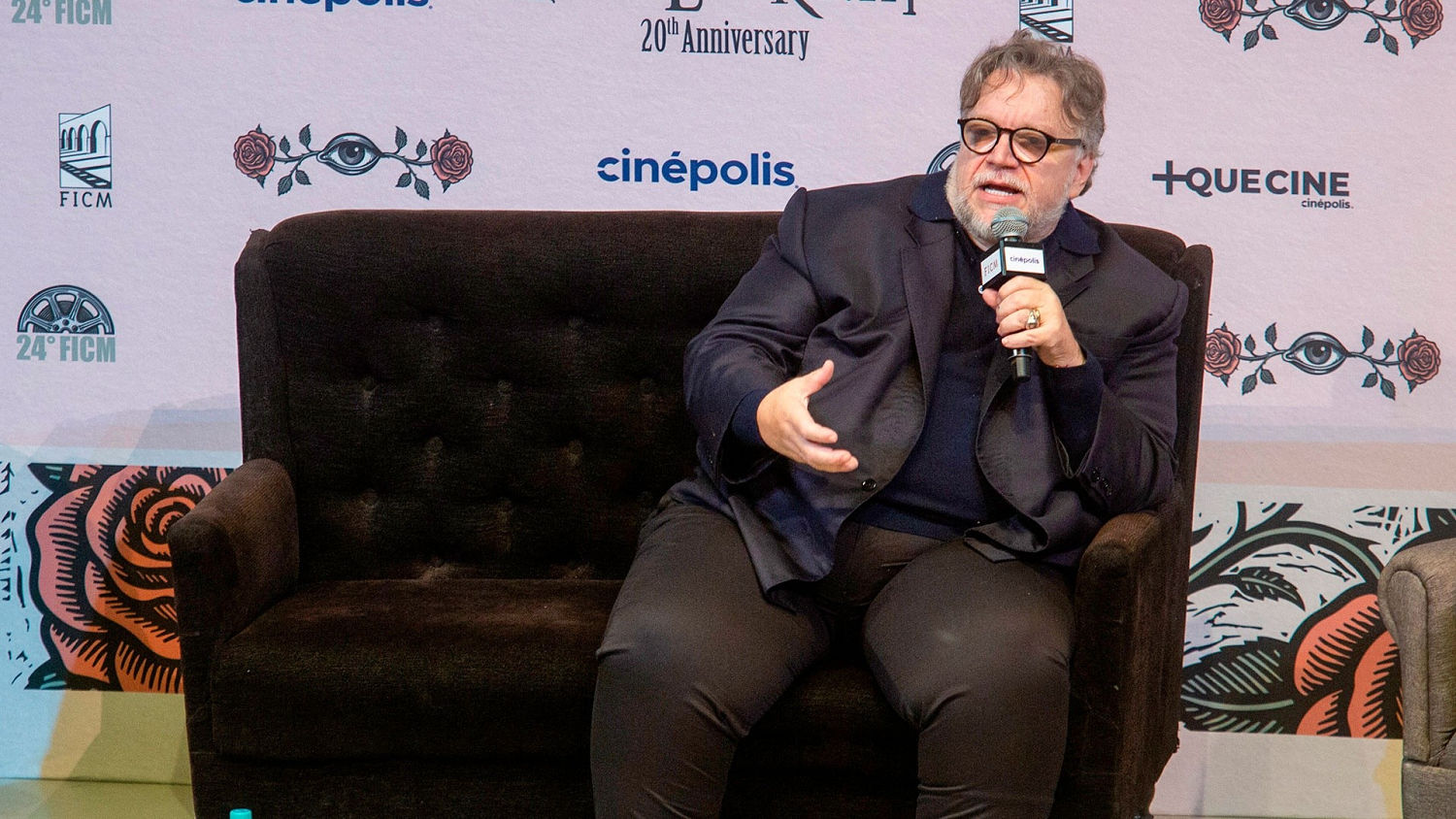 Guillermo del Toro apoya a quienes protestan por la mala calidad del agua en Jalisco