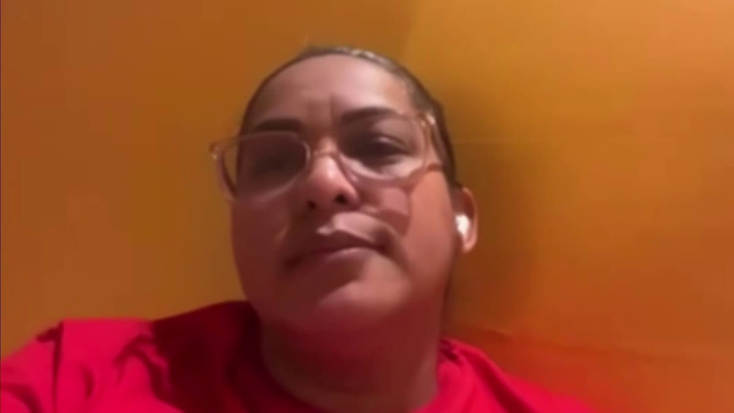 “Eso es una tortura”: una ecuatoriana relata cómo fue su viaje de deportación a Paraguay