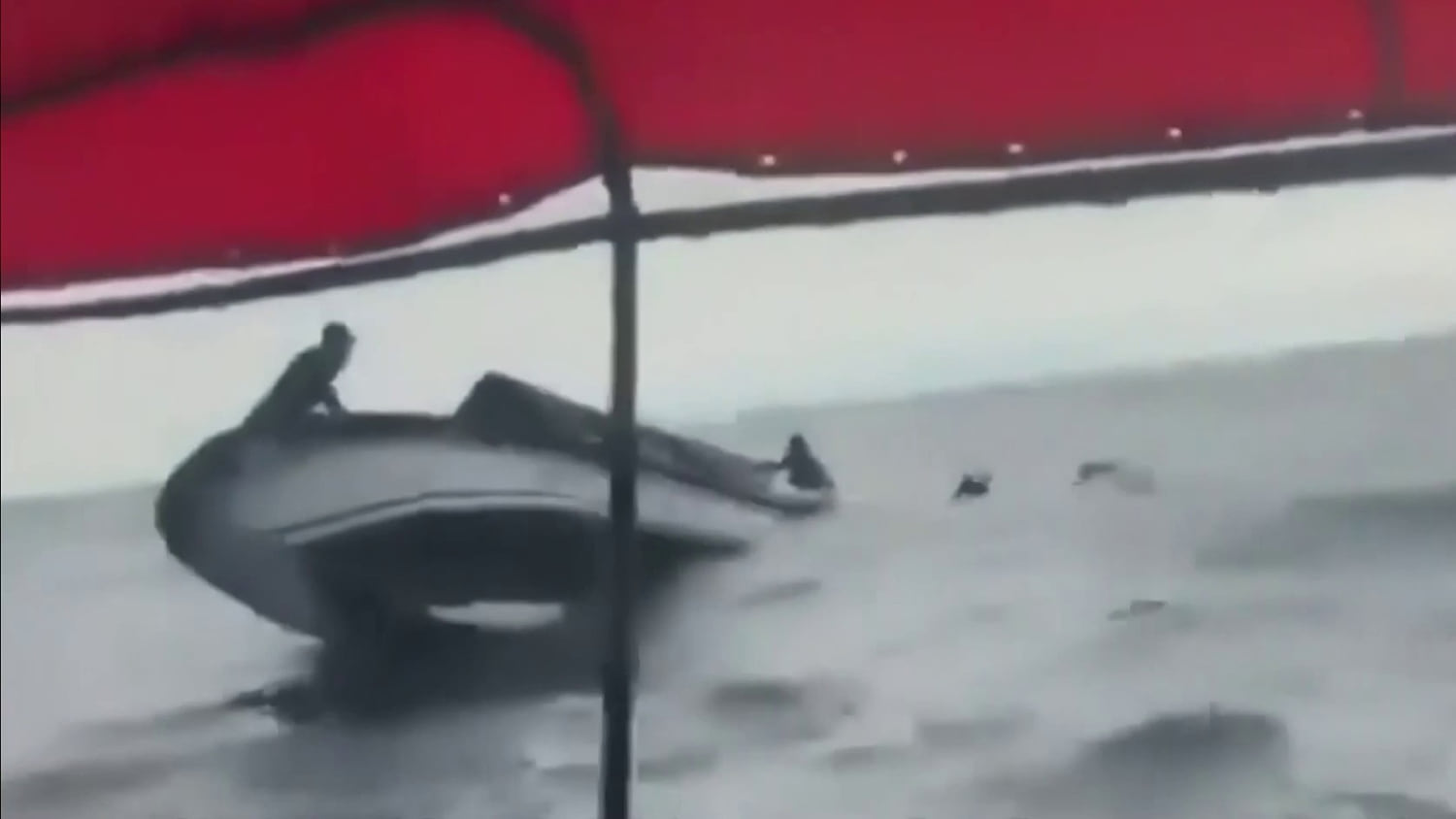 Una lancha con turistas se vuelca por el fuerte oleaje en una playa de Santa Marta, Colombia