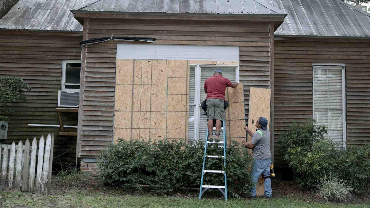 Así se preparan los residentes de Pensacola para la llegada del huracán Isaías a Florida