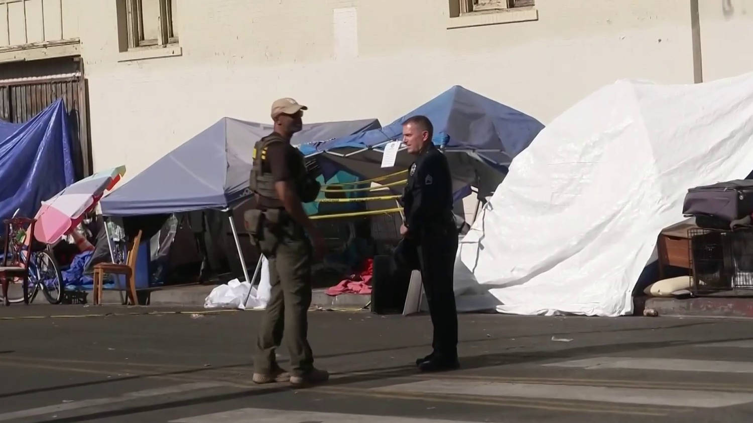 Detienen a 21 presuntos traficantes durante un operativo antidrogas en Skid Row, en Los Ángeles