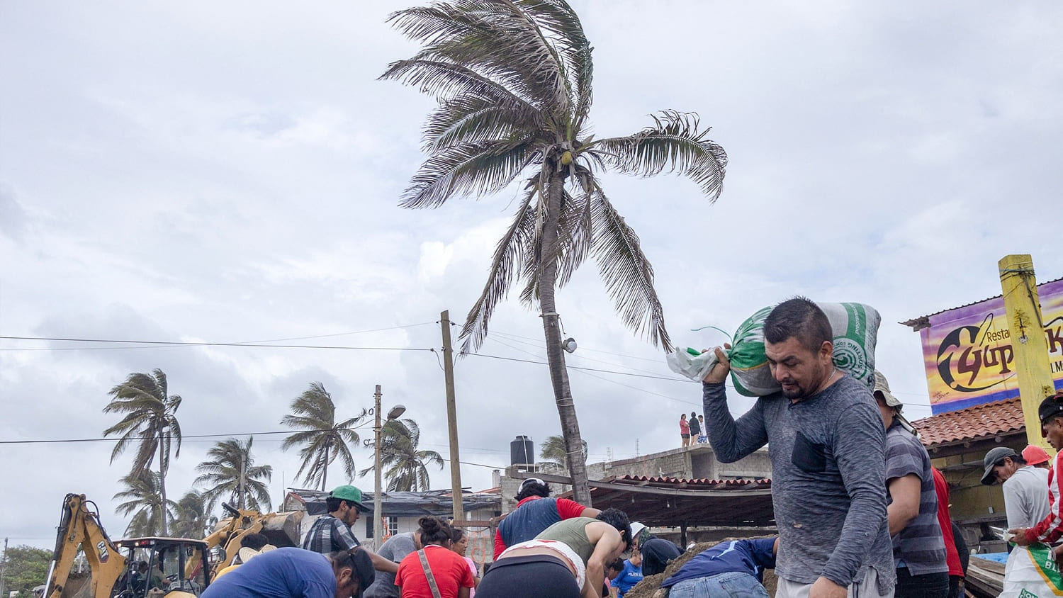 Con rachas de vientos superiores a las 200 mph, el huracán Polo tocó tierra en México