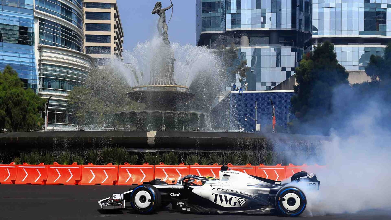 Vea cómo Checo Pérez hace rugir su monoplaza ante cientos de aficionados en la Ciudad de México