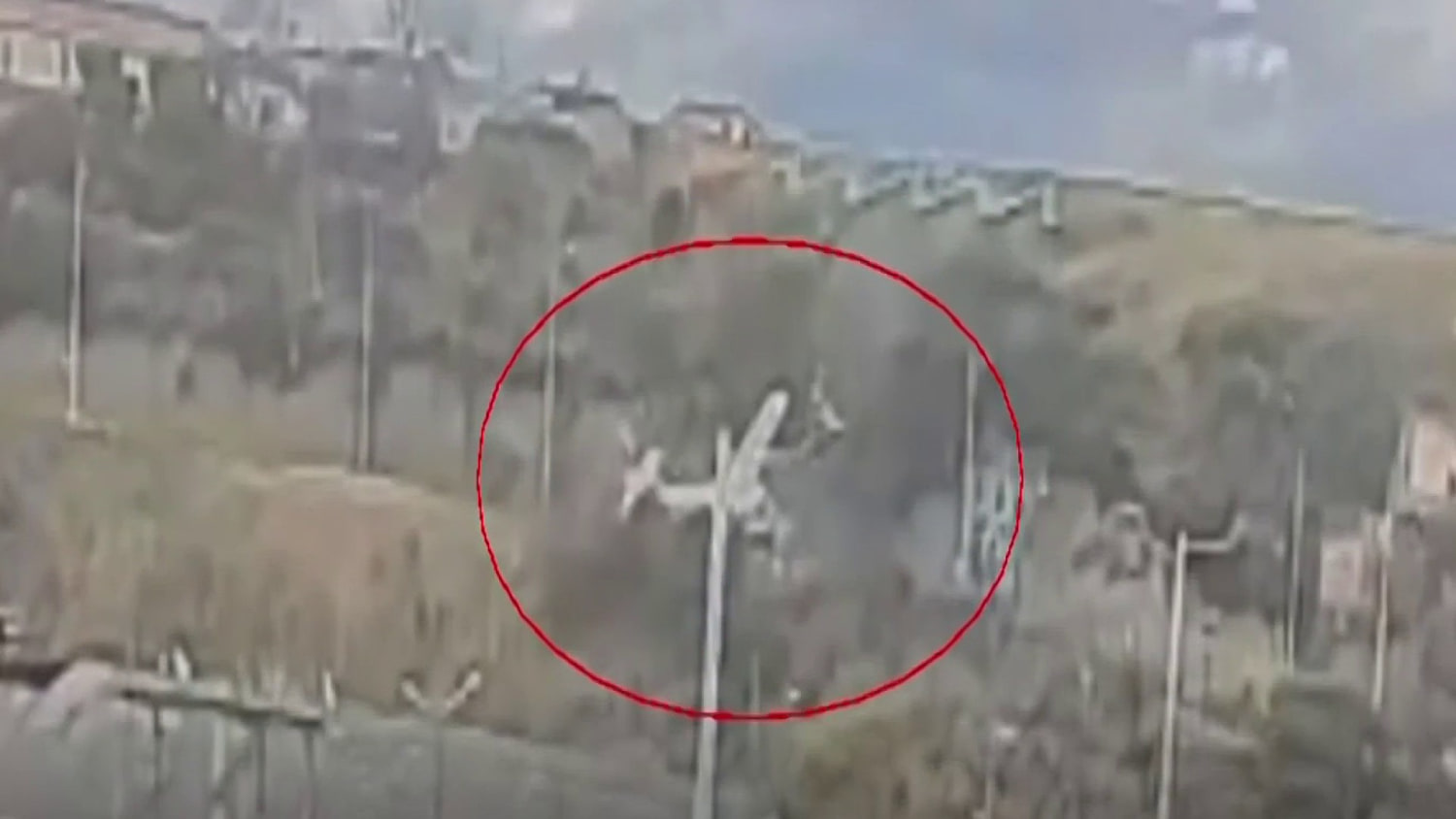Vea cómo una avioneta se sale de la pista y se estrella en una carretera de Ecuador