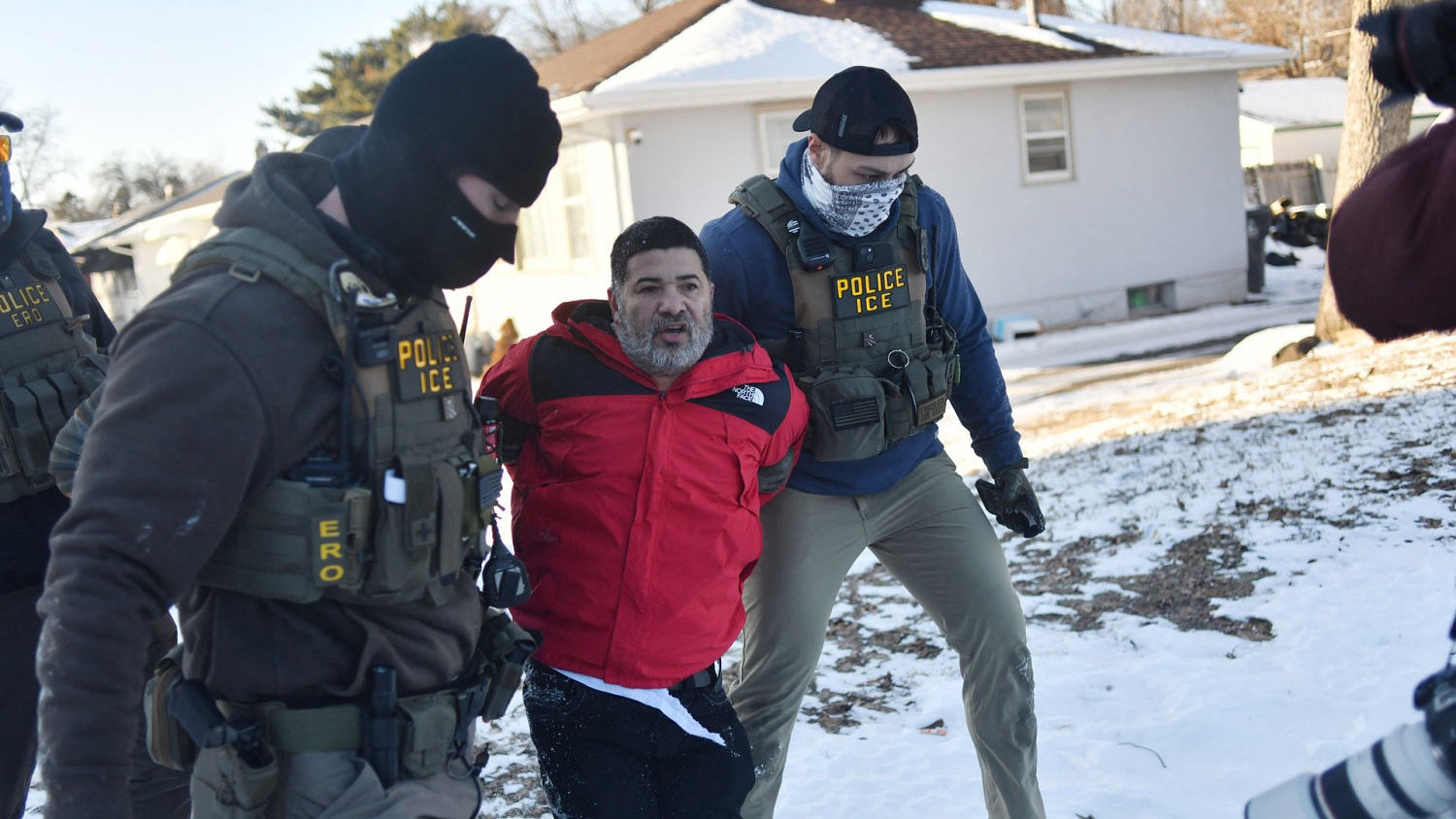 Reportan que ICE ordenó a sus agentes aumentar su cuota de arrestos diarios a 3,000
