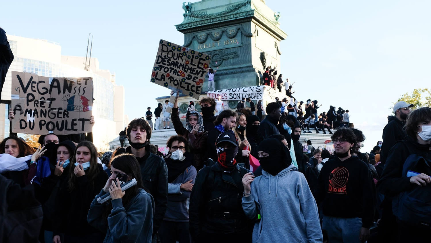 Persisten los violentos enfrentamientos entre estudiantes y policías en Francia