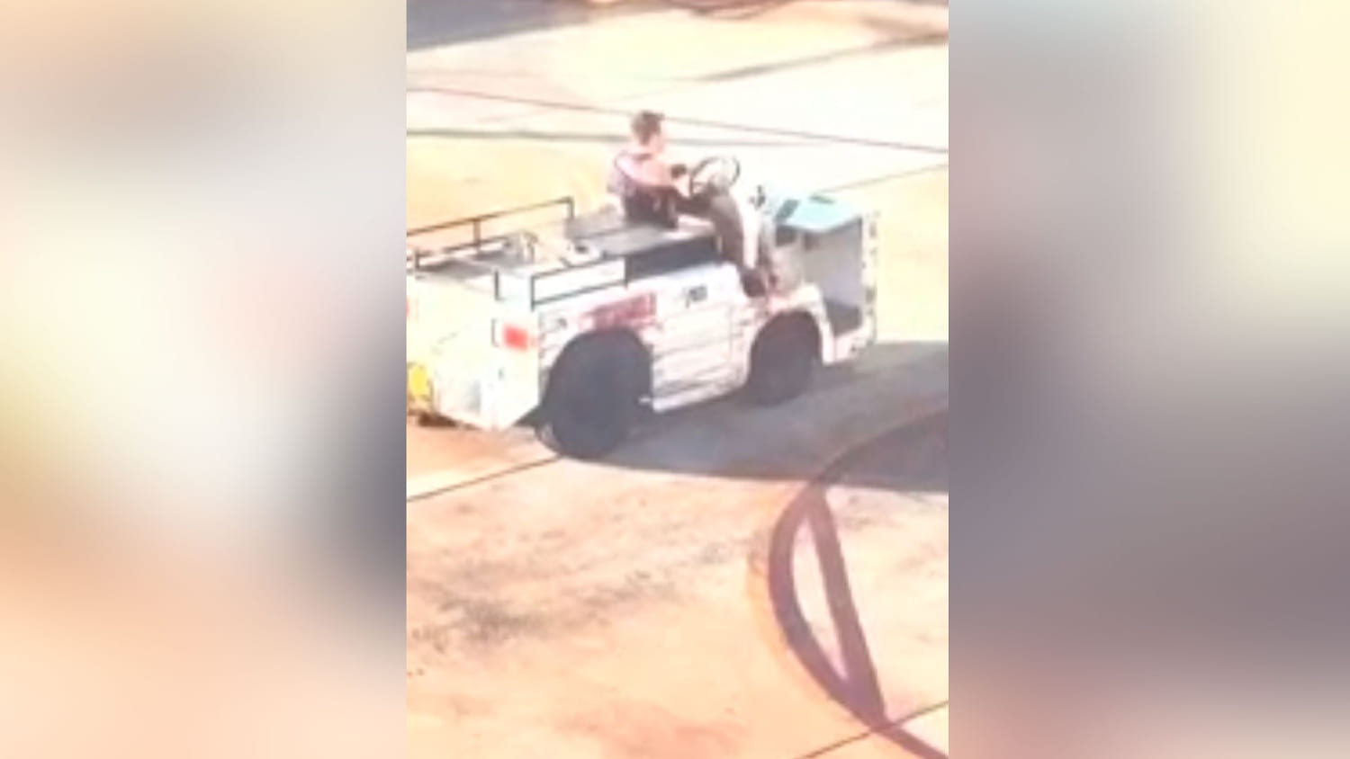 Graban a un pasajero que se roba un remolcador en un aeropuerto y maneja cerca de un avión