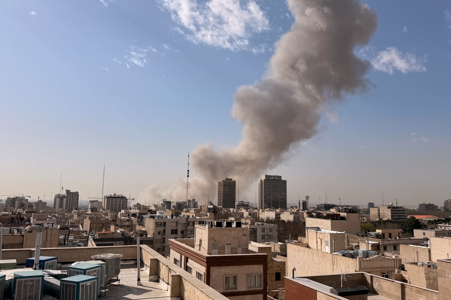 La libertad para Irán es el objetivo de la 'gran operación militar' que comenzó esta mañana, dice Trump a The Post - Image 2