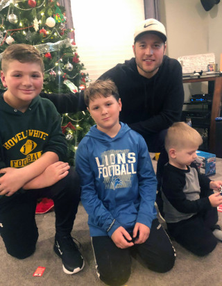 Boys who lost their father get surprise Christmas visit from Detroit Lions  quarterback - ABC News