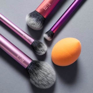 Real Techniques Makeup Brush Set with Sponge Blender for Eyeshadow, Foundation, Blush, and Concealer, Set of 5