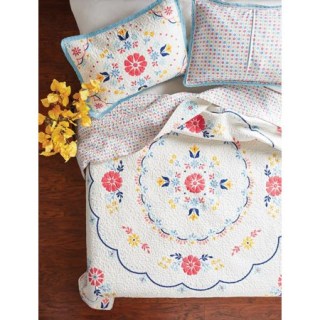 The Pioneer Woman Mazie Medallion Quilt