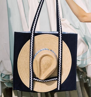 Weezie Hat Holding Beach Tote