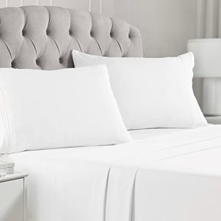 Mellanni Queen Sheet Set - 4 Piece Iconic Collection Bedding Sheets &amp; Pillowcases - Hotel Luxury, Extra Soft, Cooling Bed Sheets - Deep Pocket up to 16" - Wrinkle, Fade, Stain Resistant (Queen, White)